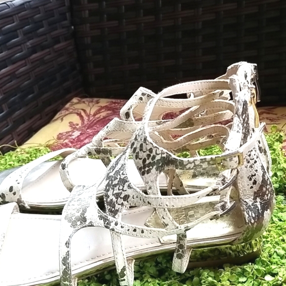 VINCE Camuto Buckles  Cream Laser Leather  Strappy Zips Up Ankle Sandals 8.5 EUC - Picture 8 of 11